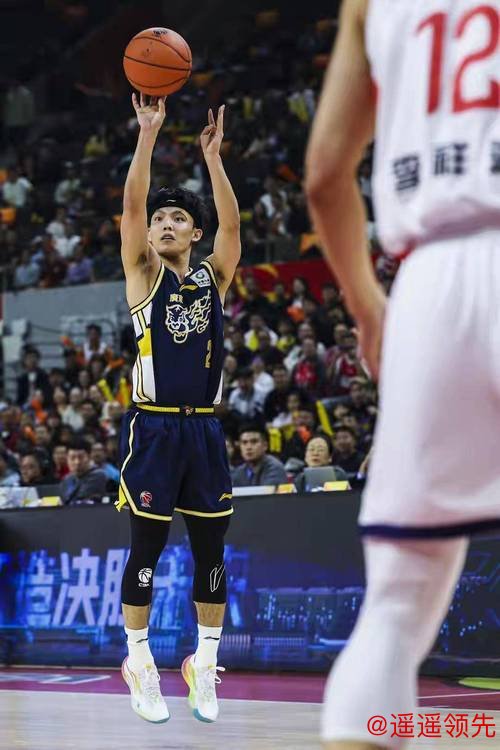 CBA-徐杰17+9萨林杰17+10 广东97-94力克广州