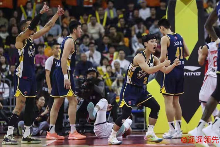 CBA-徐杰17+9萨林杰17+10 广东97-94力克广州